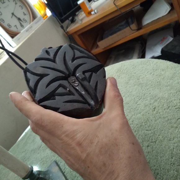 Vintage brass candle and hook keyhole display - Picture 6 of 6